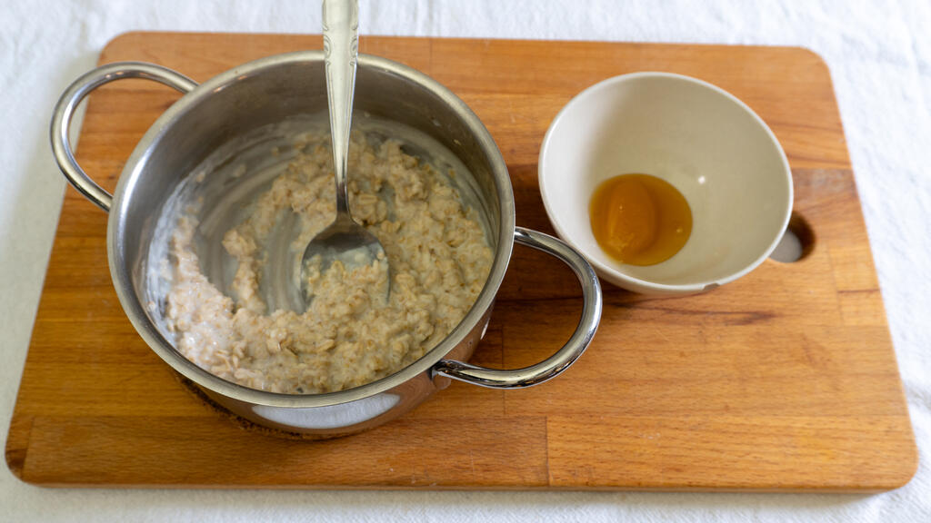 Porridge with pears and hazelnuts