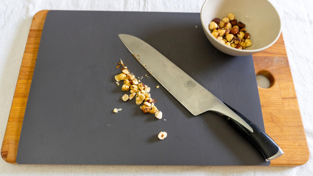 Porridge with pears and hazelnuts