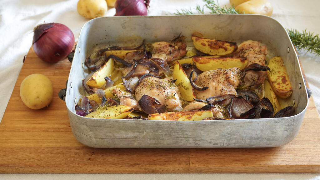 Roasted chicken with onions and potatoes