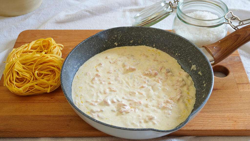 Smoked salmon tagliolini