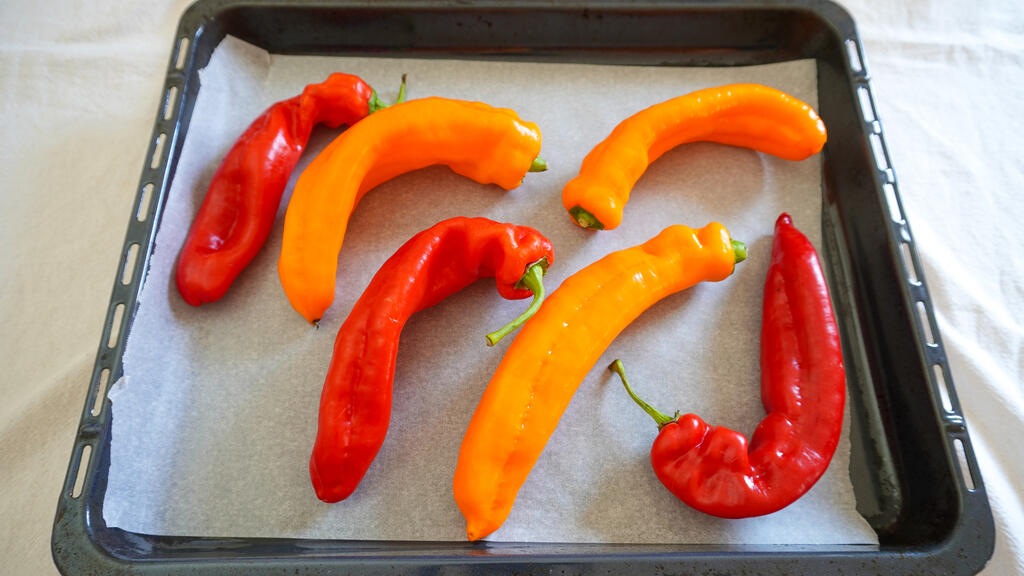 Spaghetti with creamy bell pepper sauce