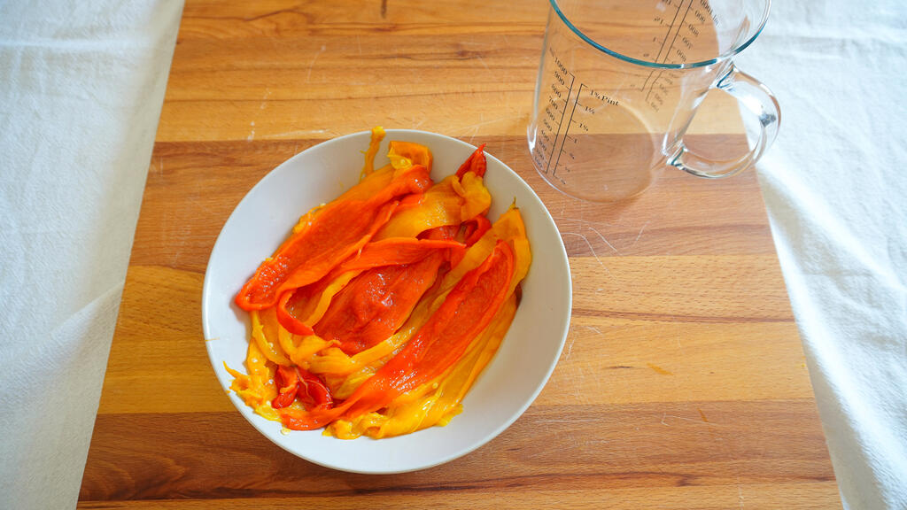 Spaghetti with creamy bell pepper sauce