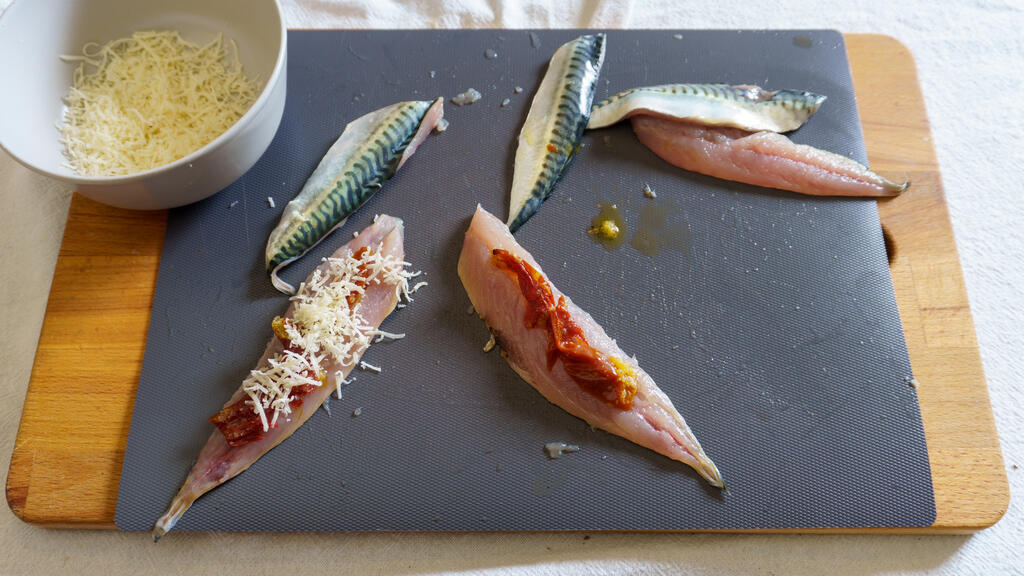 Stuffed mackerel rolls