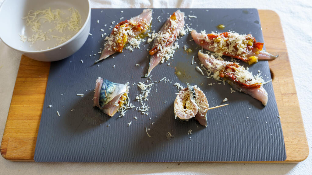 Stuffed mackerel rolls