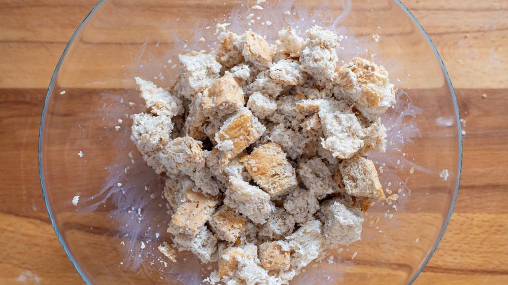 Albóndigas de pan en salsa de tomate