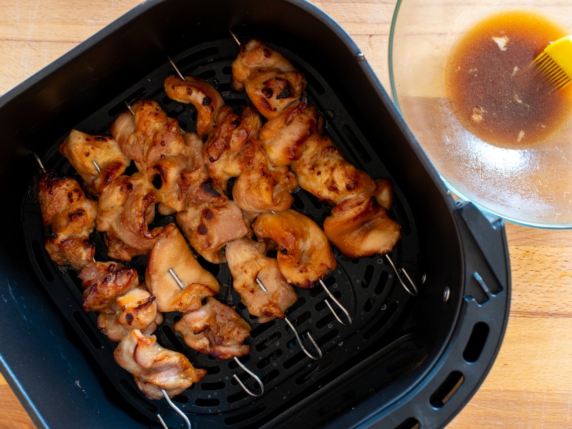 Brochetas de pollo glaseadas en freidora de aire - paso 6