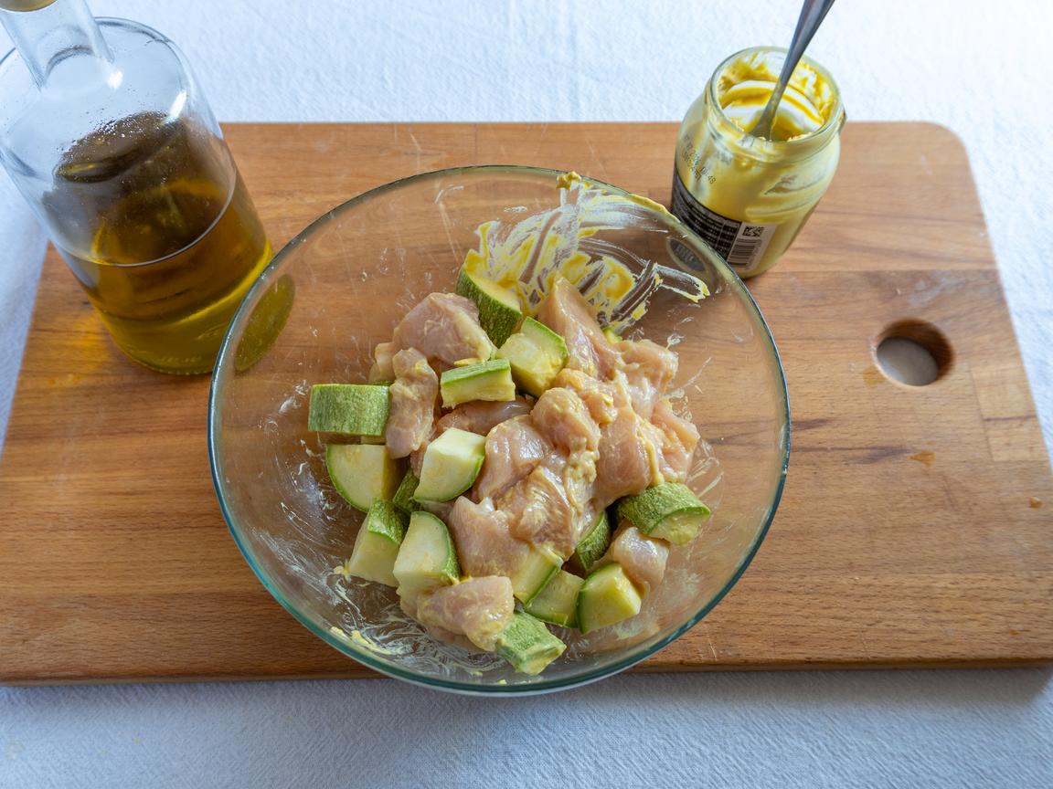 Brochetas de pollo y calabacín en freidora de aire - paso 3