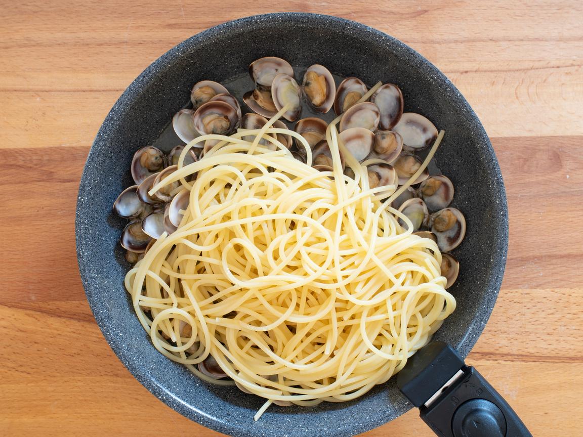 Espaguetis con almejas - paso 5