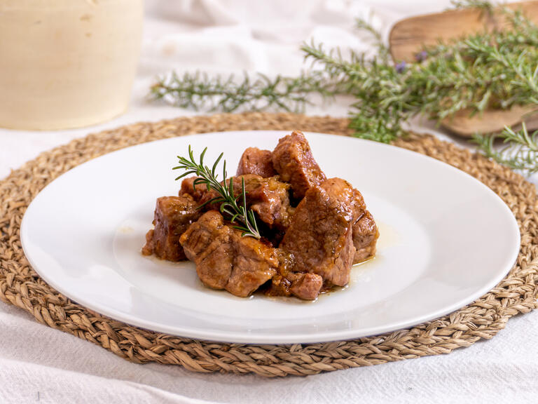 El estofado suele hacerse con carne de res o terne...