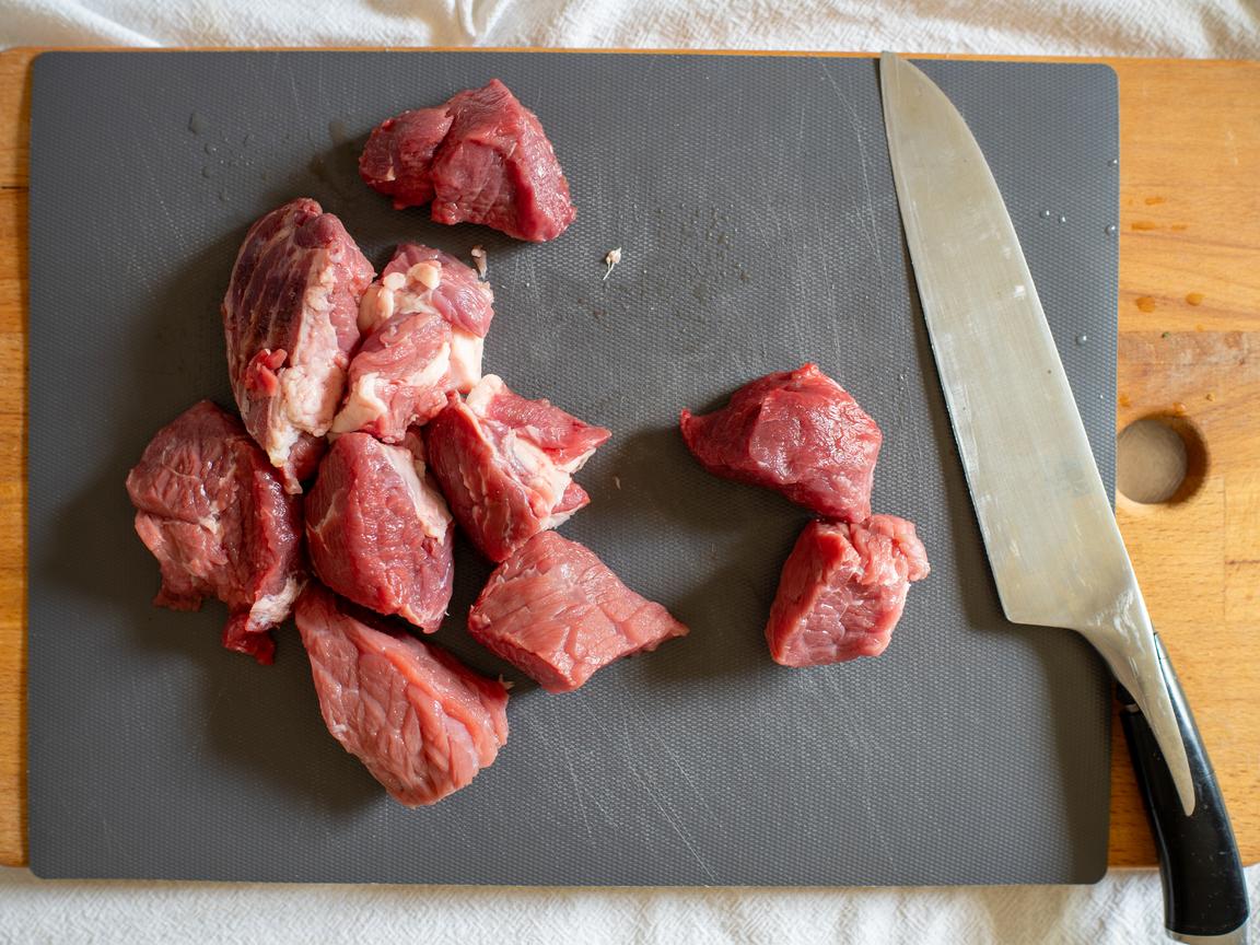 Estofado de ternera con salsa de tomate y patatas - paso 2