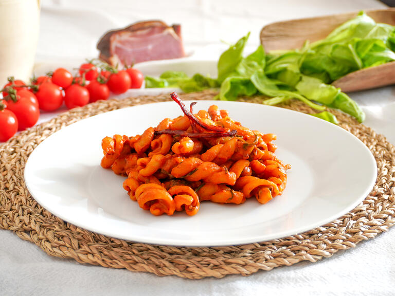 Fusilli con panceta ahumada y acelgas