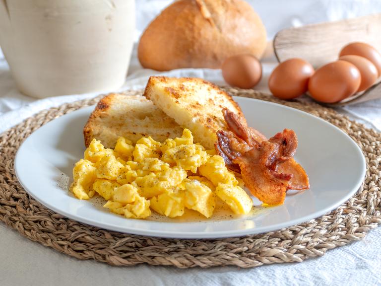 Huevos revueltos con tocino
