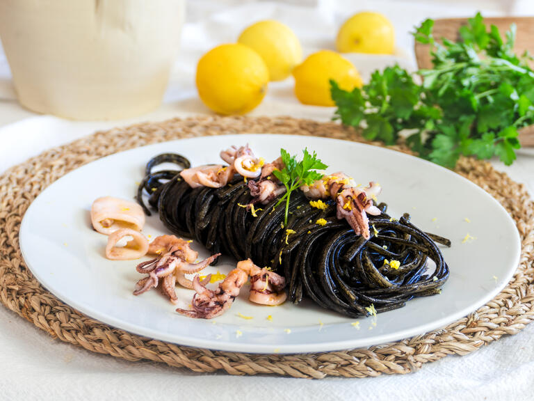 Linguine con tinta de calamar y calamares
