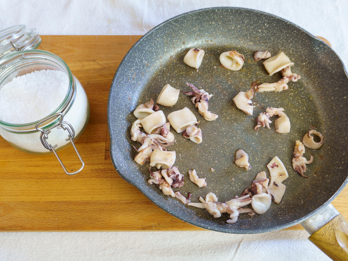 Linguine con tinta de calamar y calamares - paso 2
