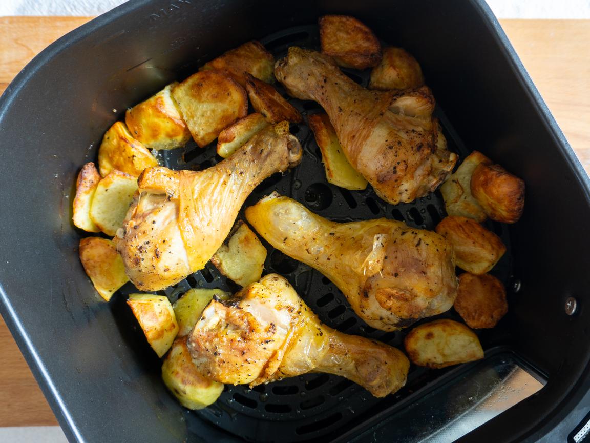 Muslos de pollo y patatas en freidora de aire - paso 4
