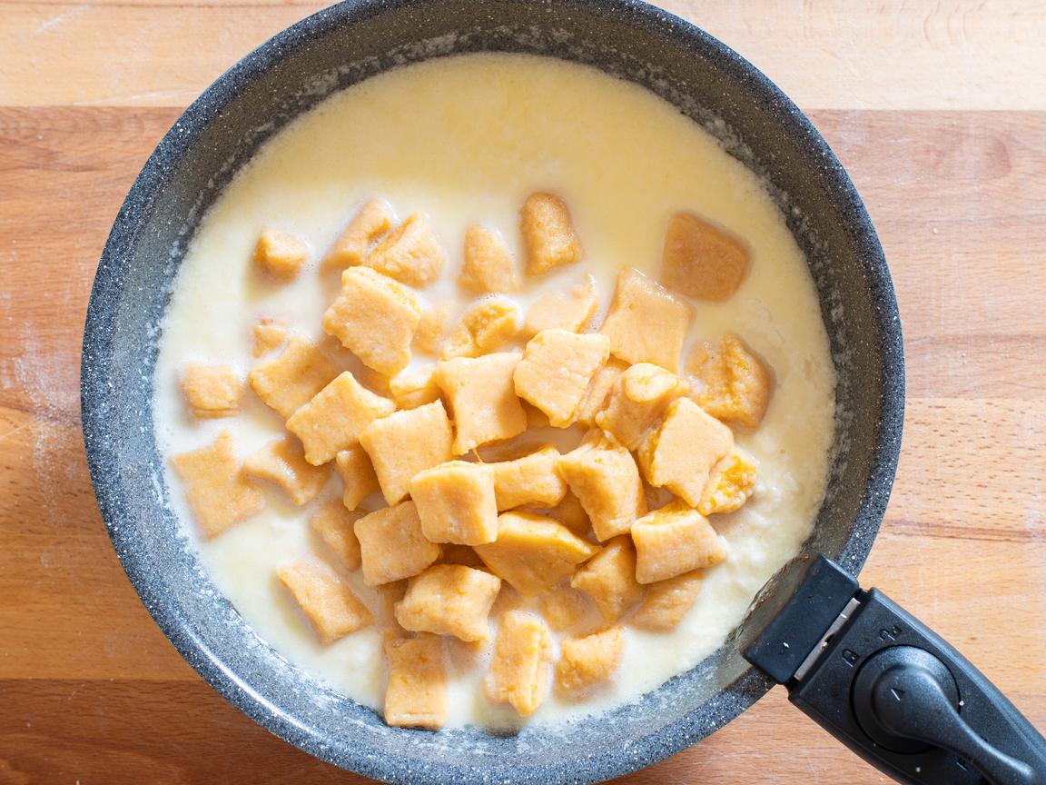 Ñoquis de calabaza con fondue de parmesano - paso 7