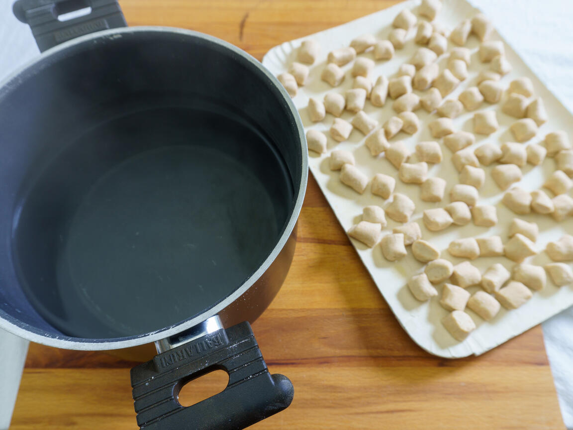Ñoquis de espelta con ricotta y speck - paso 6