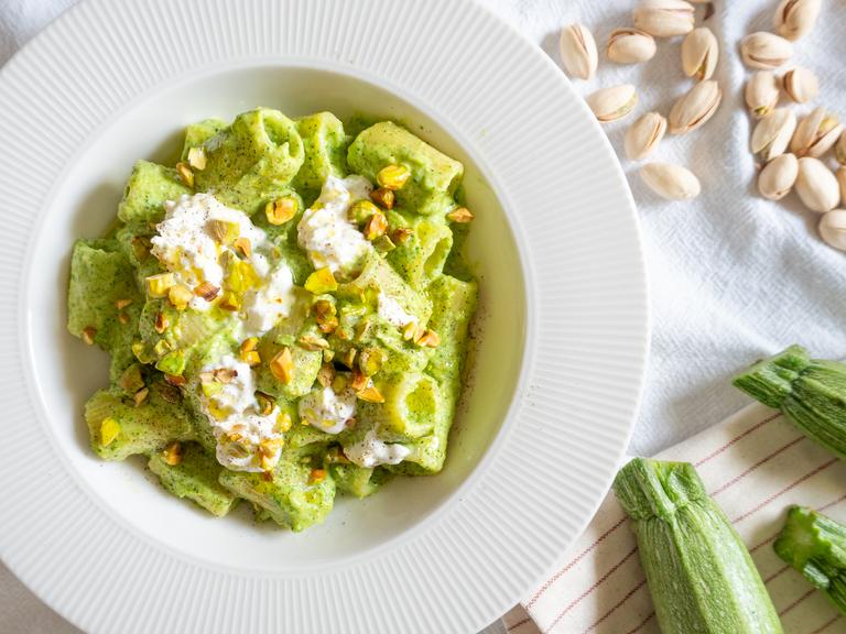 Pasta con calabacines, burrata y pistachos