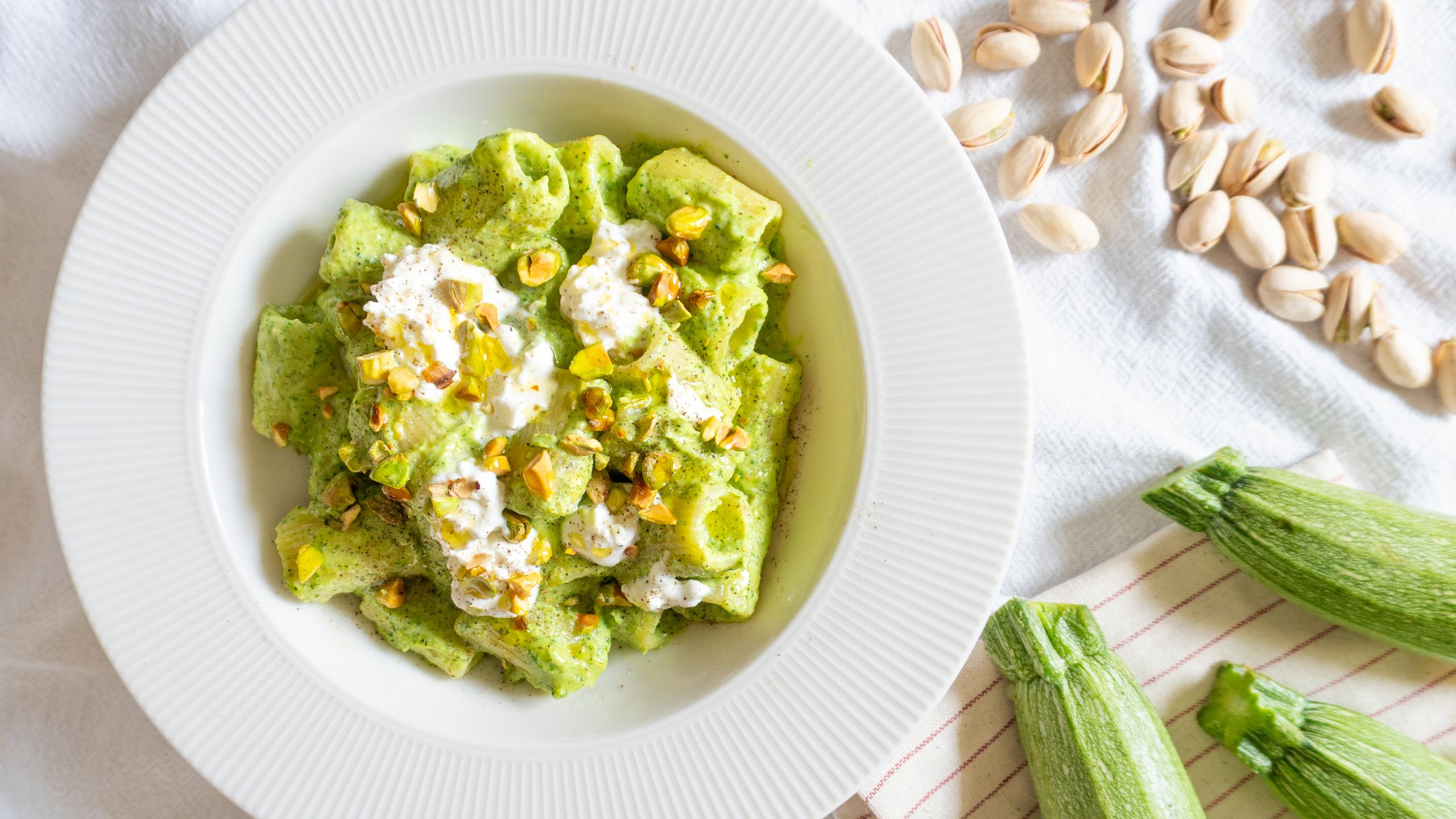 Pasta con calabacines, burrata y pistachos