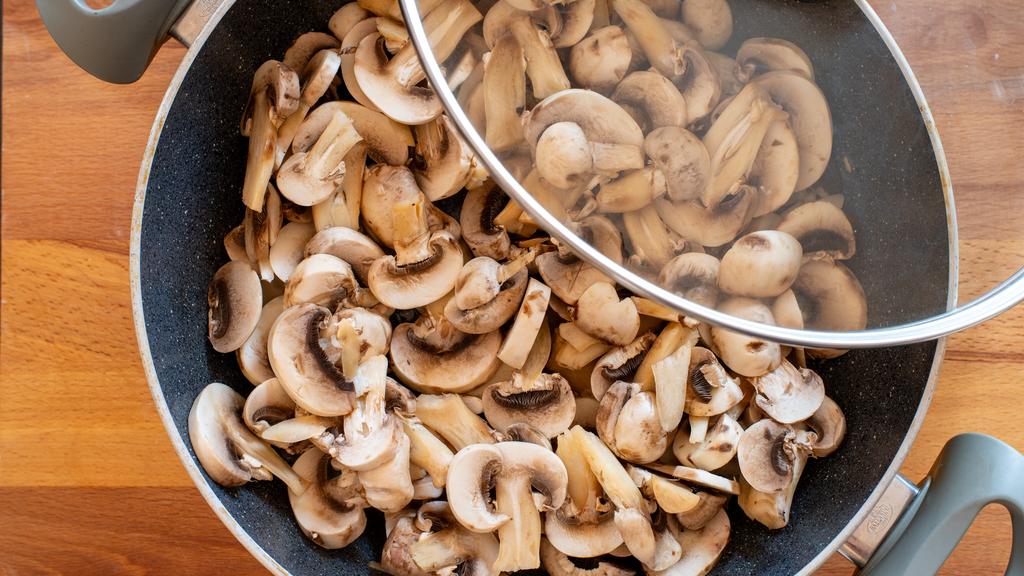 Pasta con crema de champiñones y nueces
