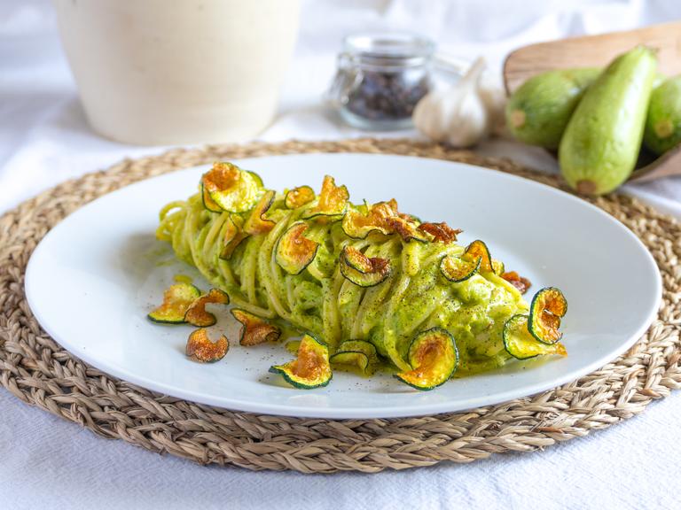Pasta con crema y chips de calabacín