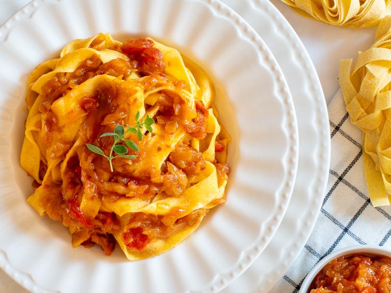 Pasta con friggione boloñés