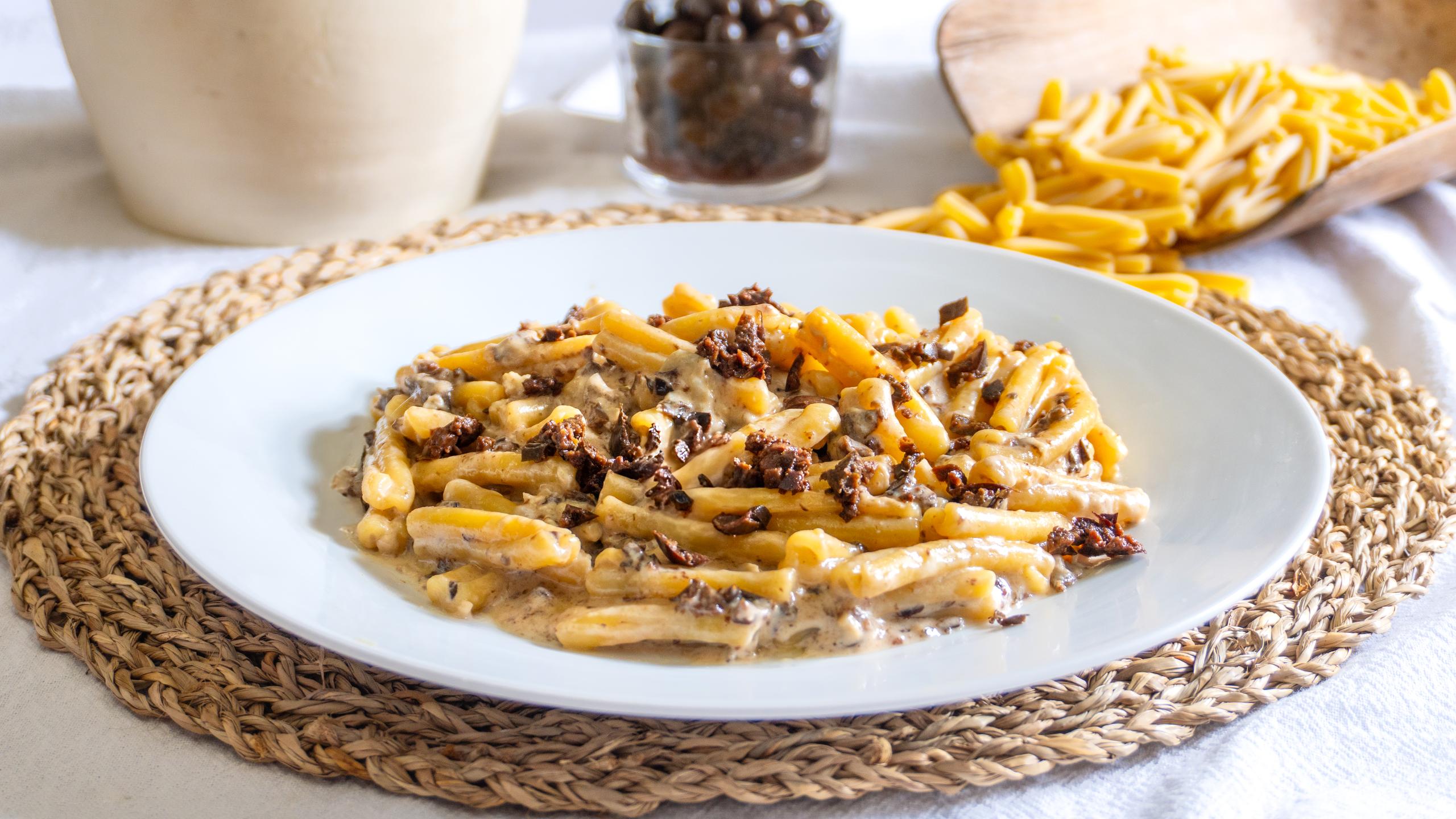 Pasta con gorgonzola y aceitunas negras