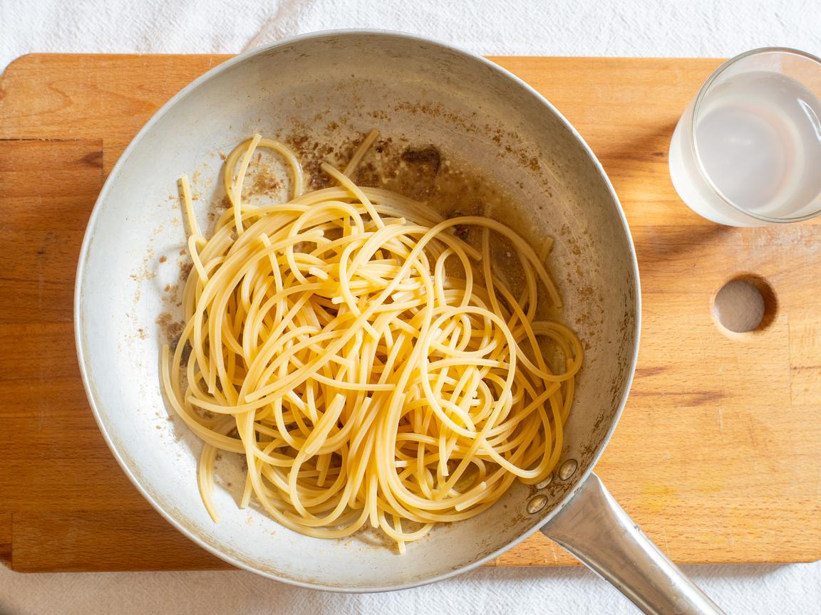 Pasta con mantequilla y anchoas - paso 4