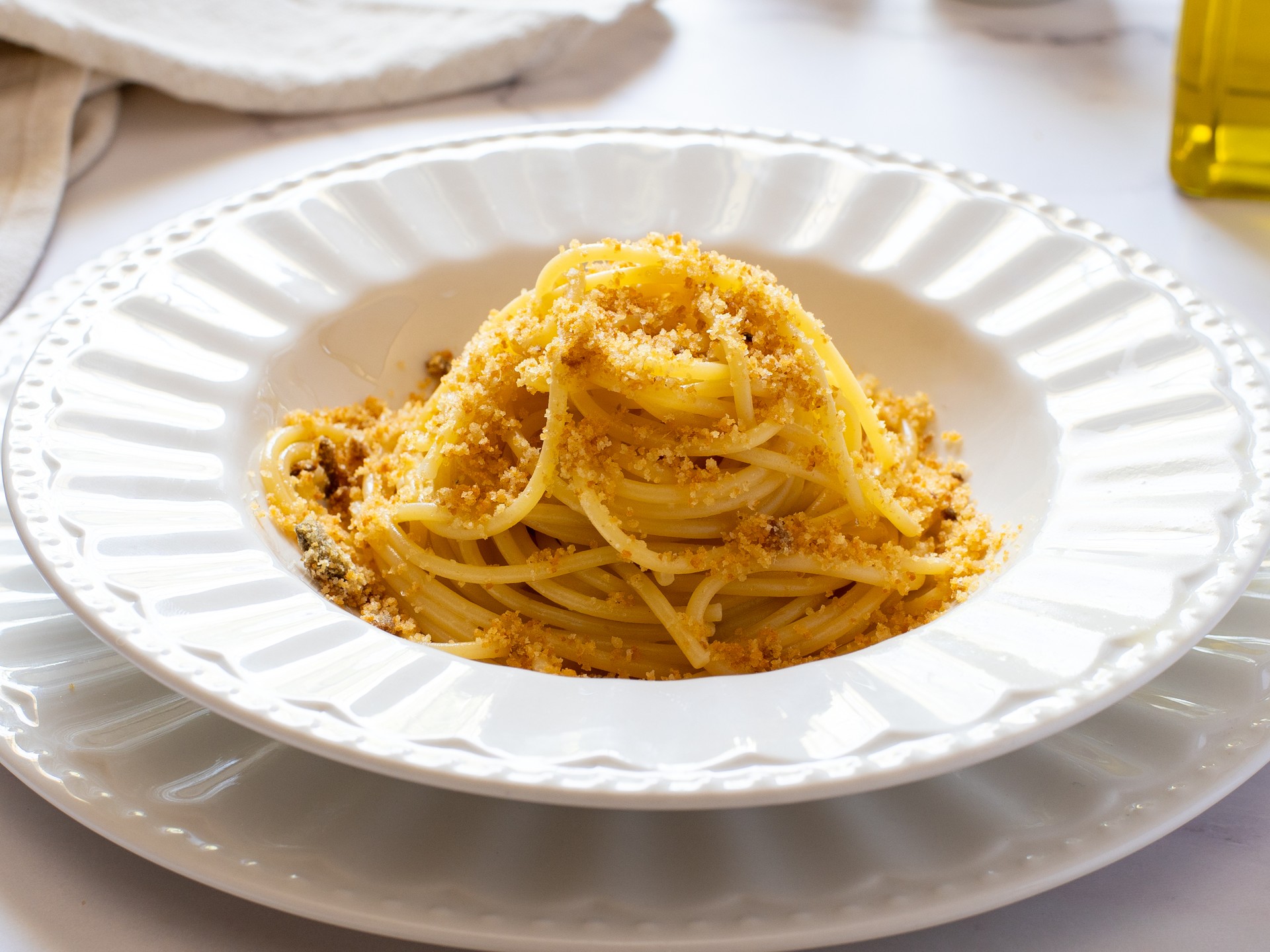 Pasta con pan rallado tostado y anchoas