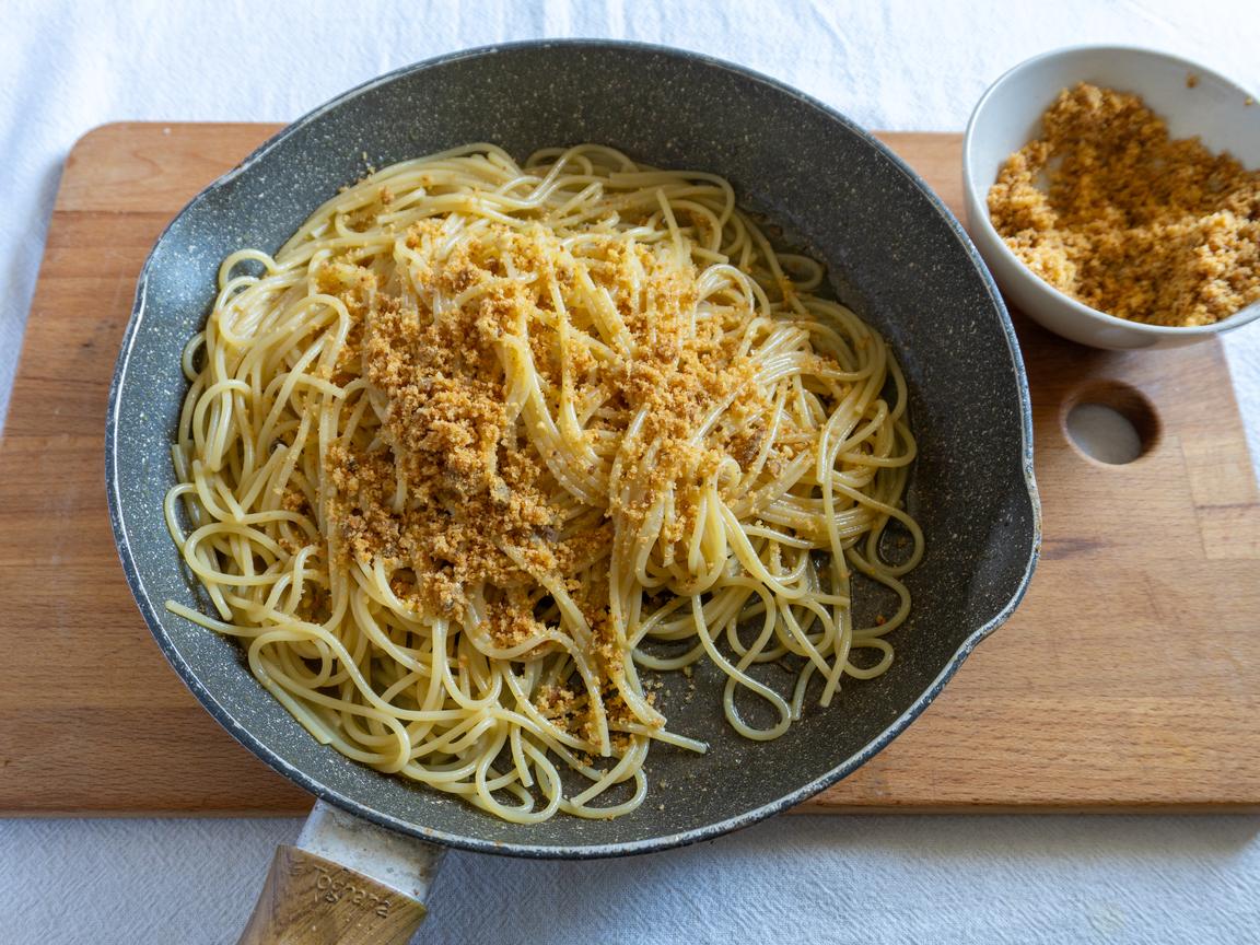 Pasta con pan rallado tostado y anchoas - paso 7