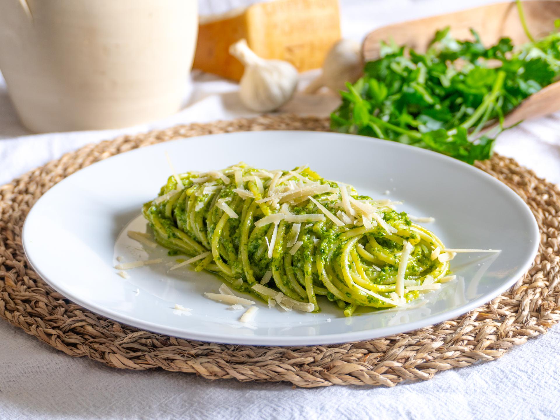 Pasta con pesto de perejil y almendras