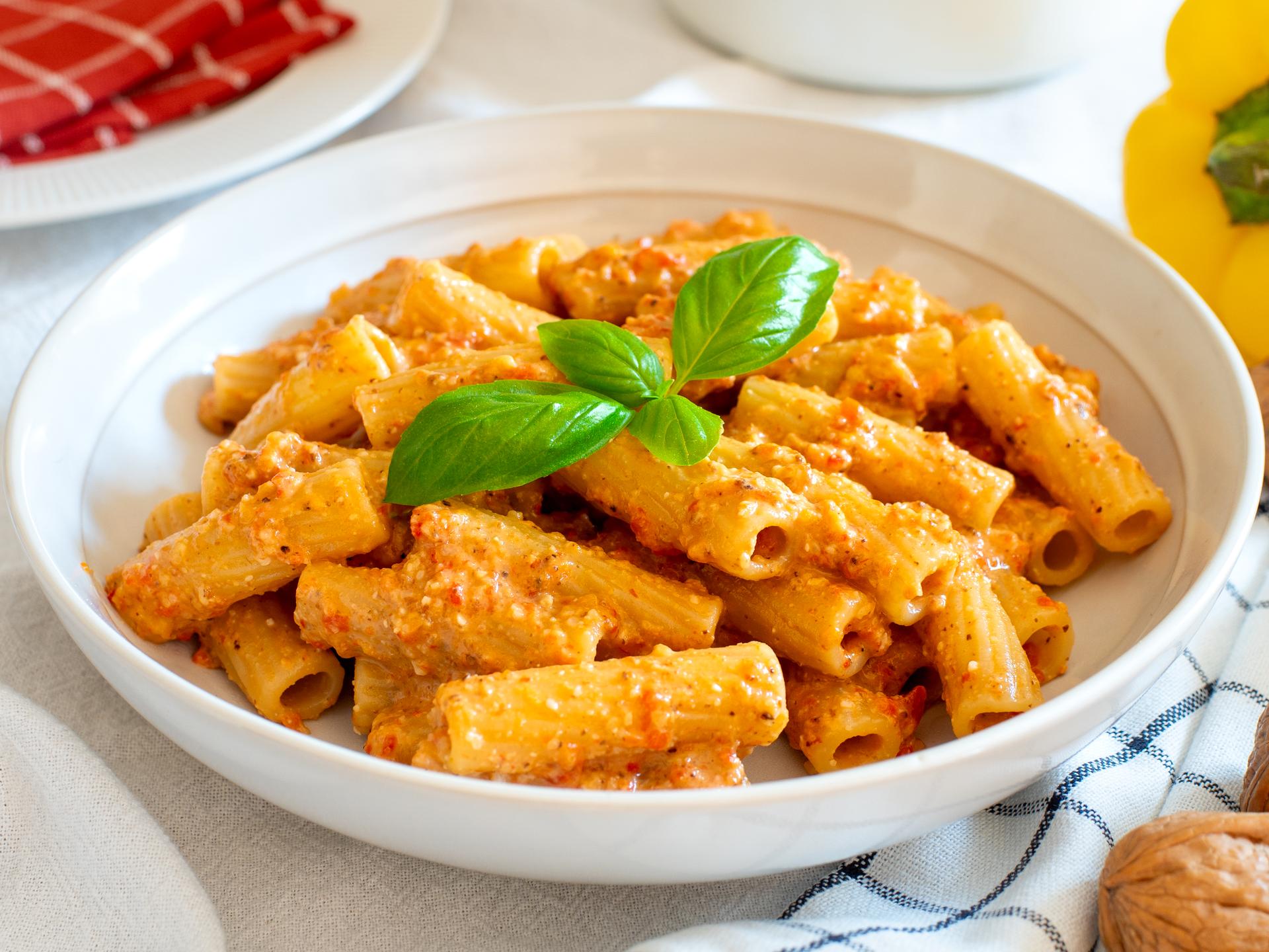 Pasta con pesto de pimientos y nueces