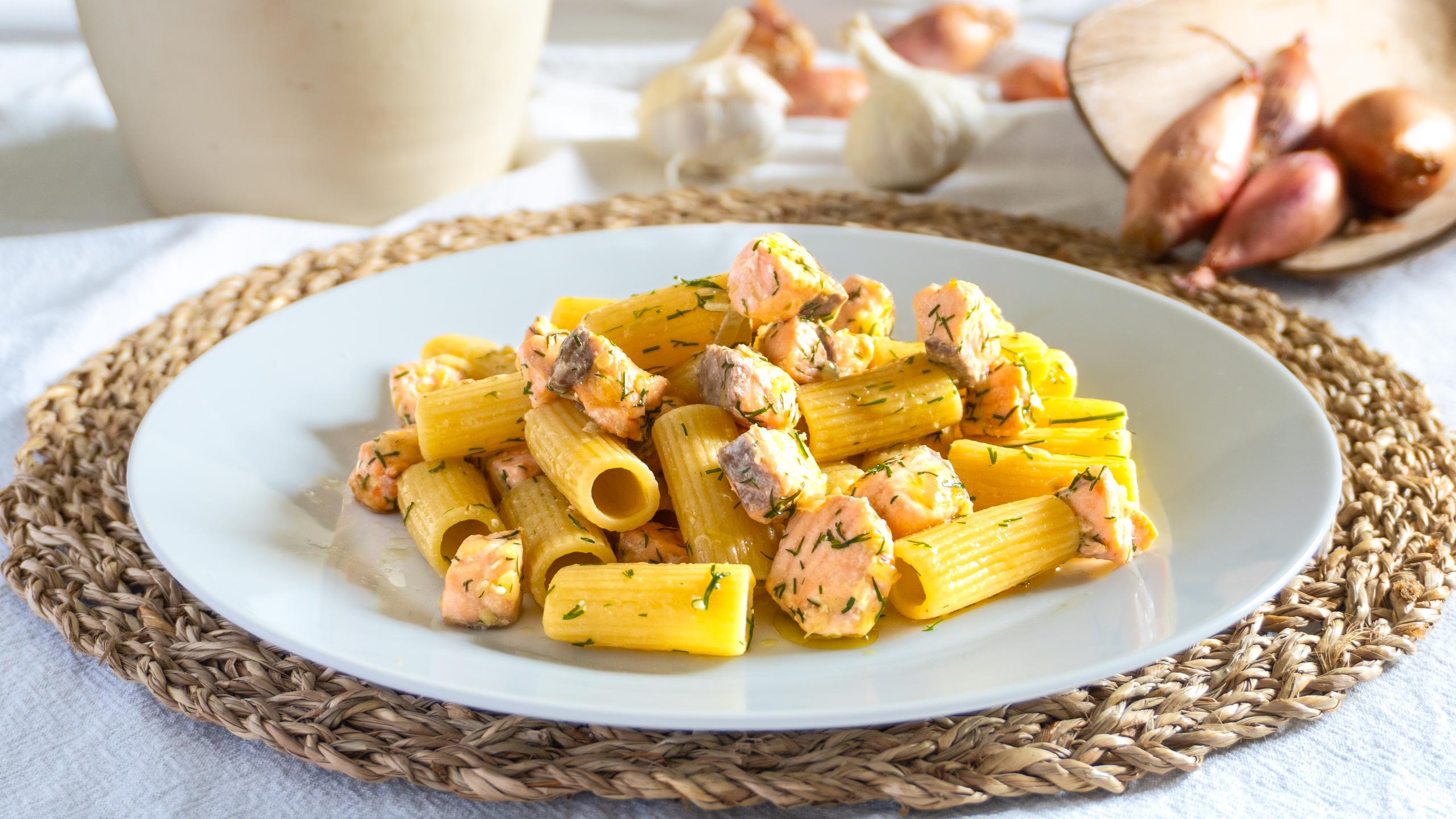 Pasta con salmón y eneldo