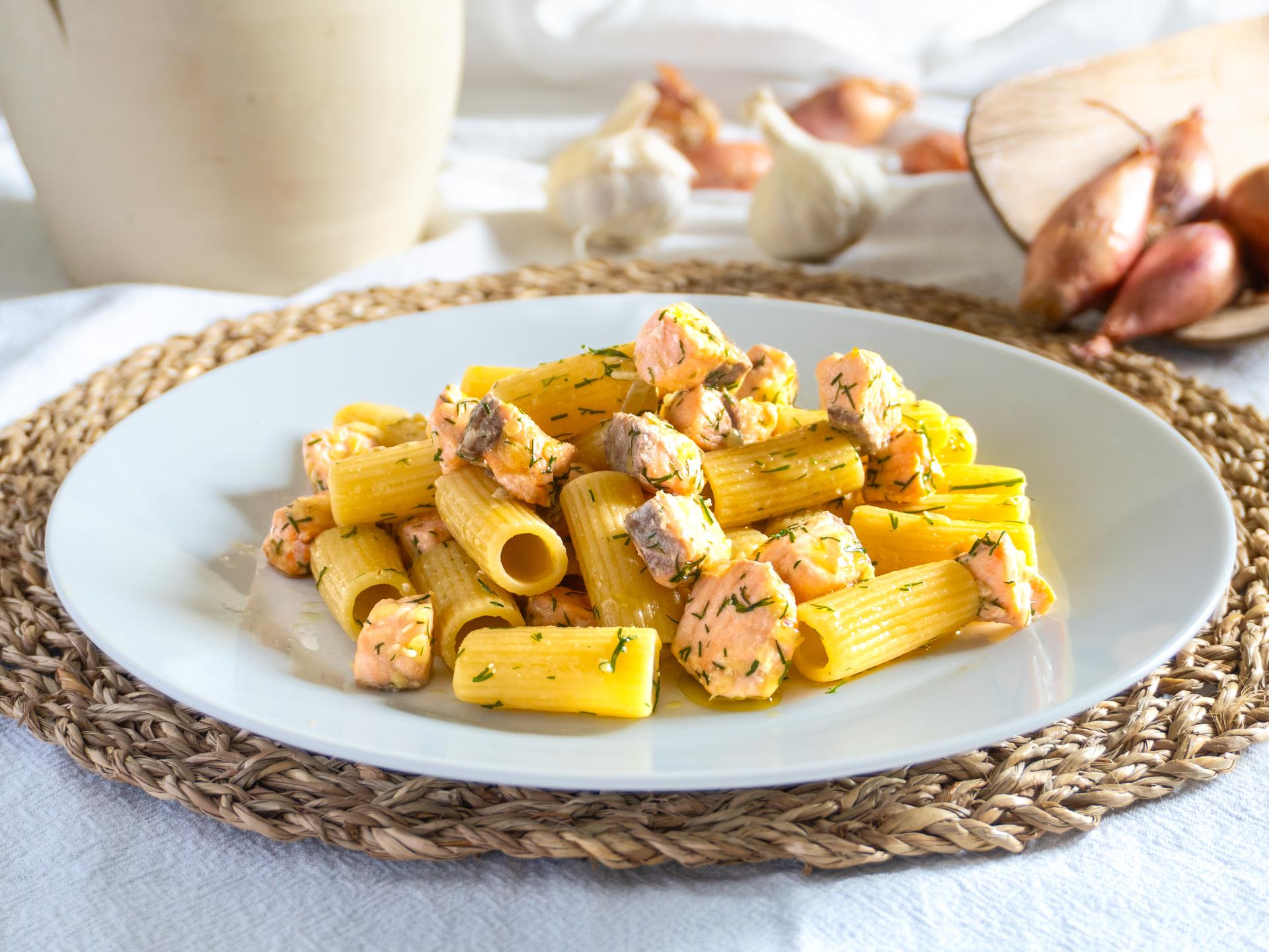 Pasta con salmón y eneldo