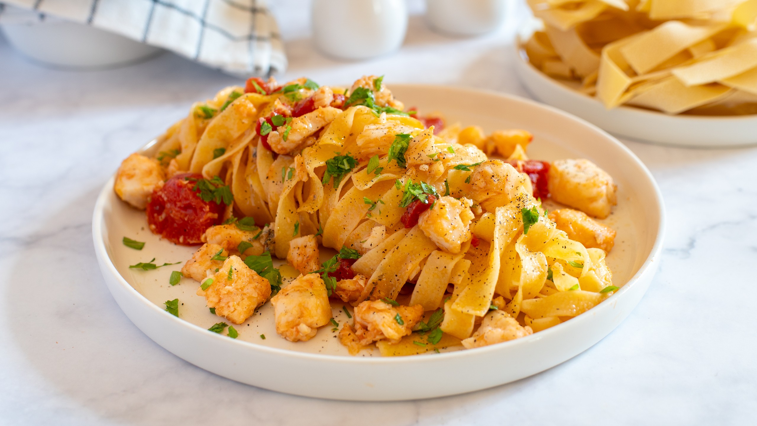 Pasta con salsa de cabracho de mar
