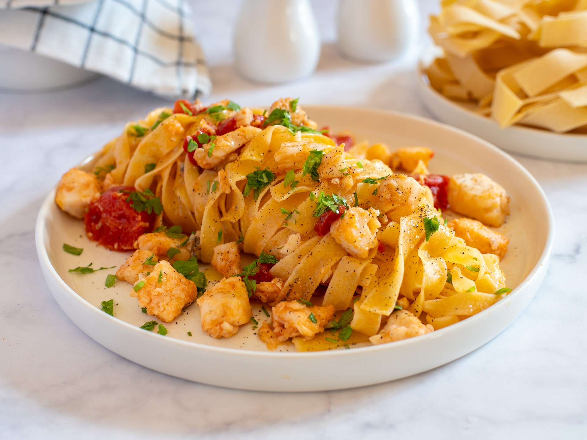 Pasta con salsa de cabracho de mar
