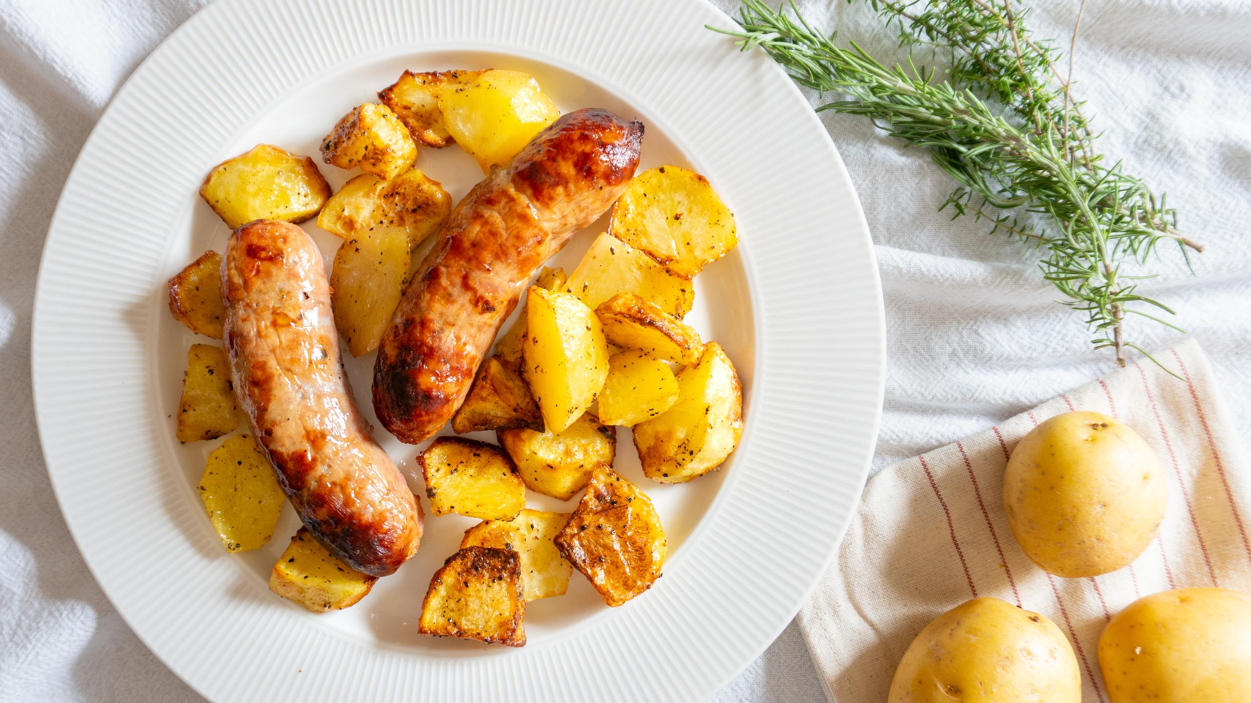 Salchicha y patatas en freidora de aire