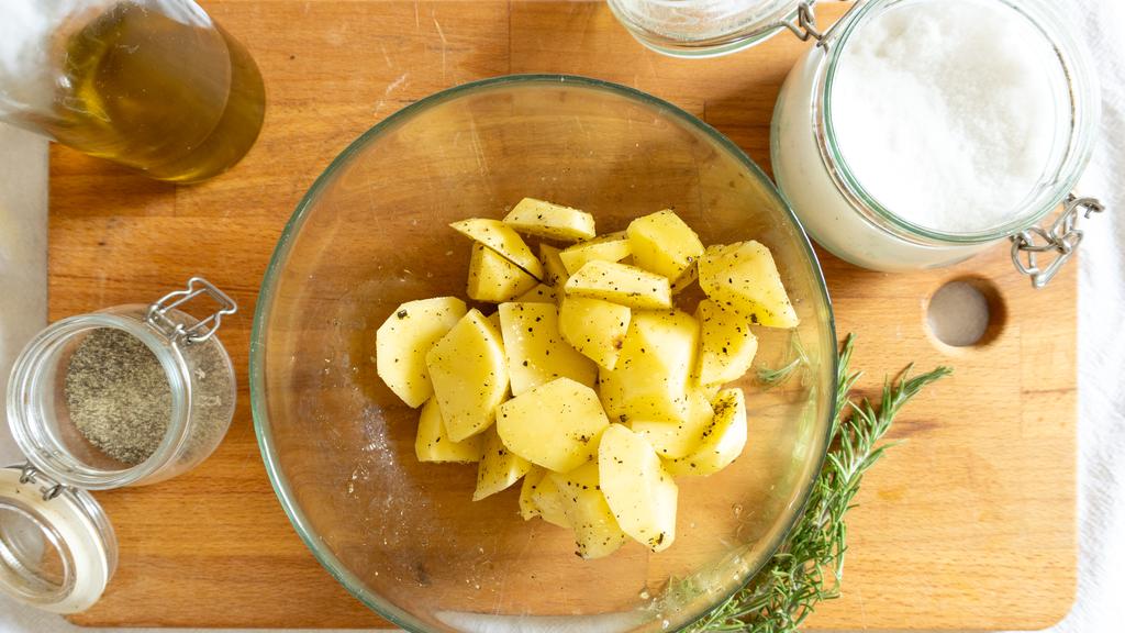 Salchicha y patatas en freidora de aire