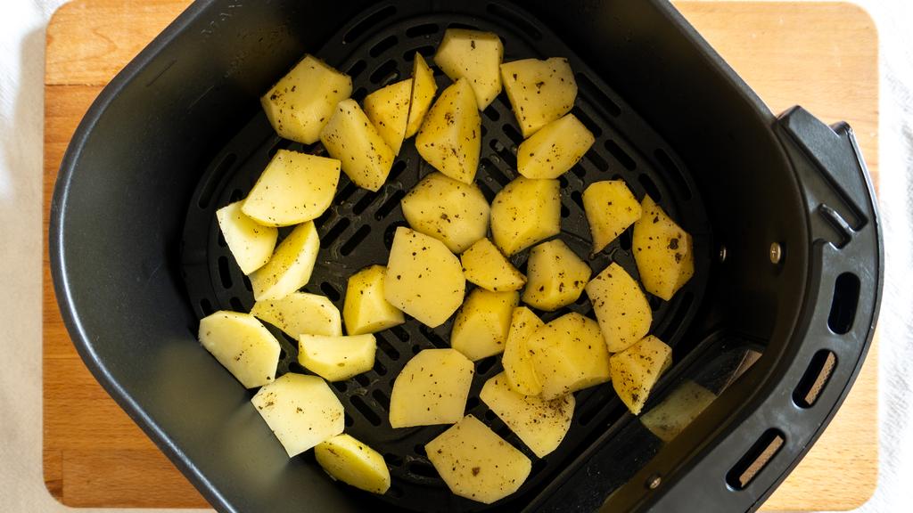Salchicha y patatas en freidora de aire
