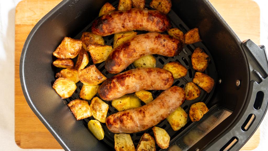 Salchicha y patatas en freidora de aire