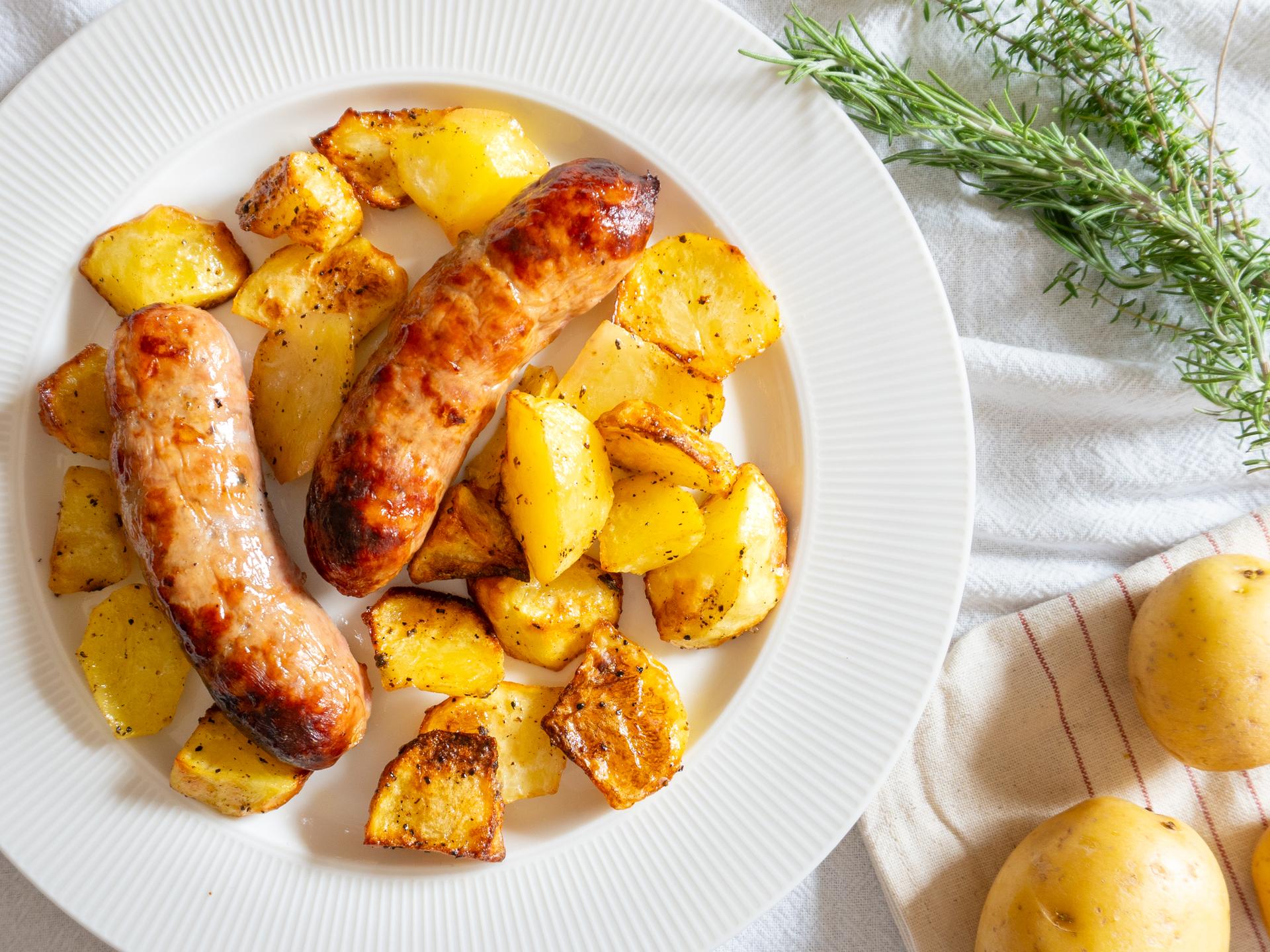 Salchicha y patatas en freidora de aire