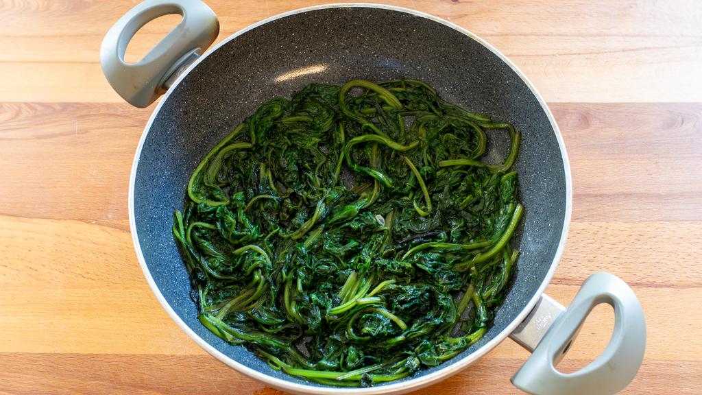Tarta salada en sartén con acelgas y scamorza ahumada