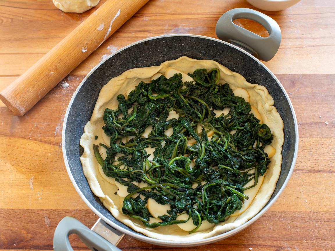 Tarta salada en sartén con acelgas y scamorza ahumada - paso 8