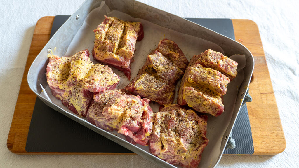 Aguja de cerdo a la mostaza con crema de zanahorias