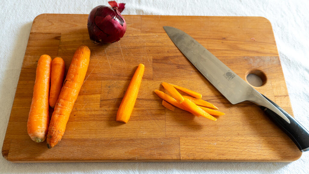 Aguja de cerdo a la mostaza con crema de zanahorias