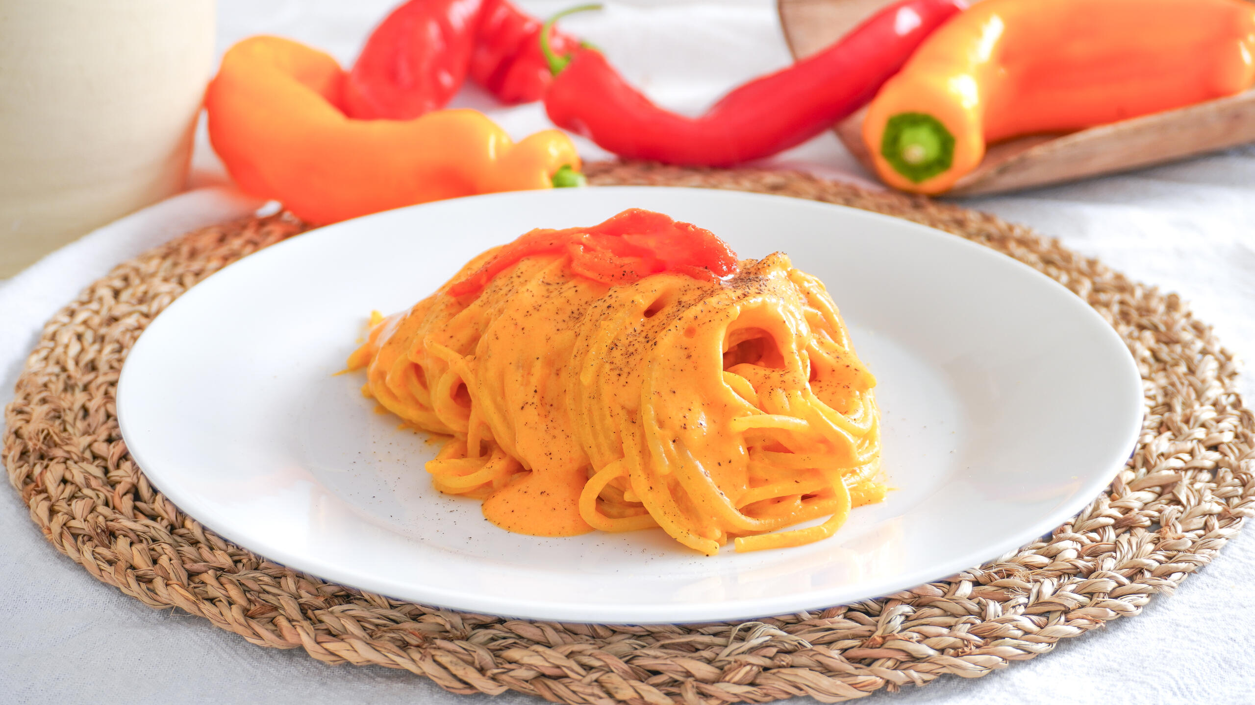 Espaguetis con crema de pimientos