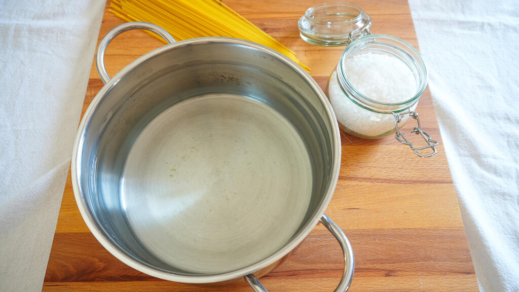 Espaguetis con crema de pimientos