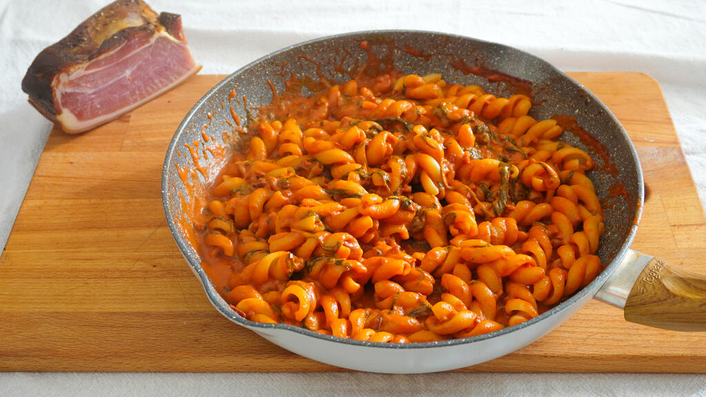 Fusilli con panceta ahumada y acelgas