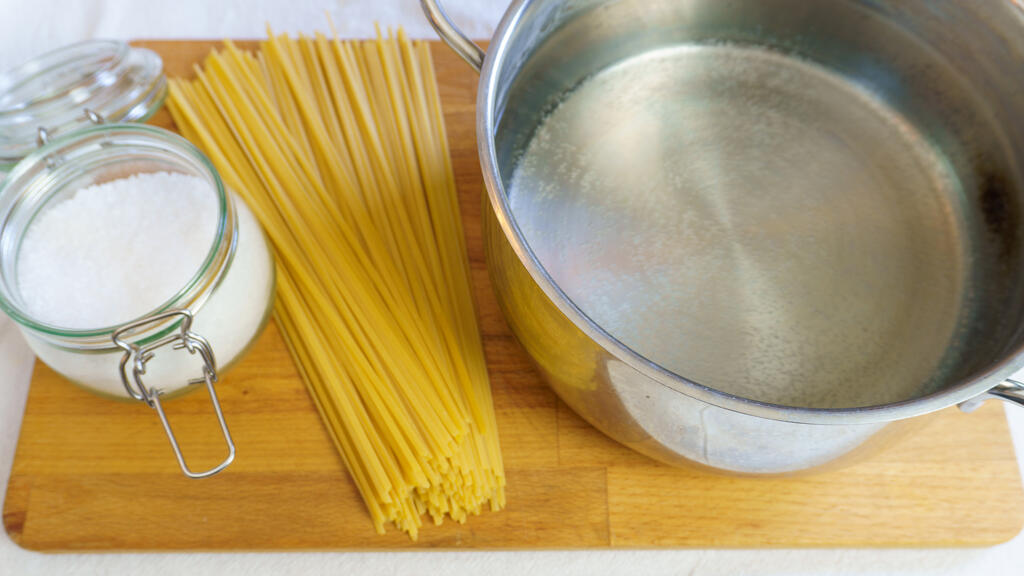 Linguine con tinta de calamar y calamares