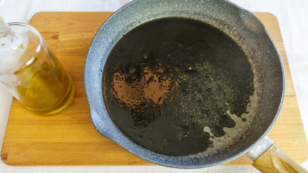 Linguine con tinta de calamar y calamares